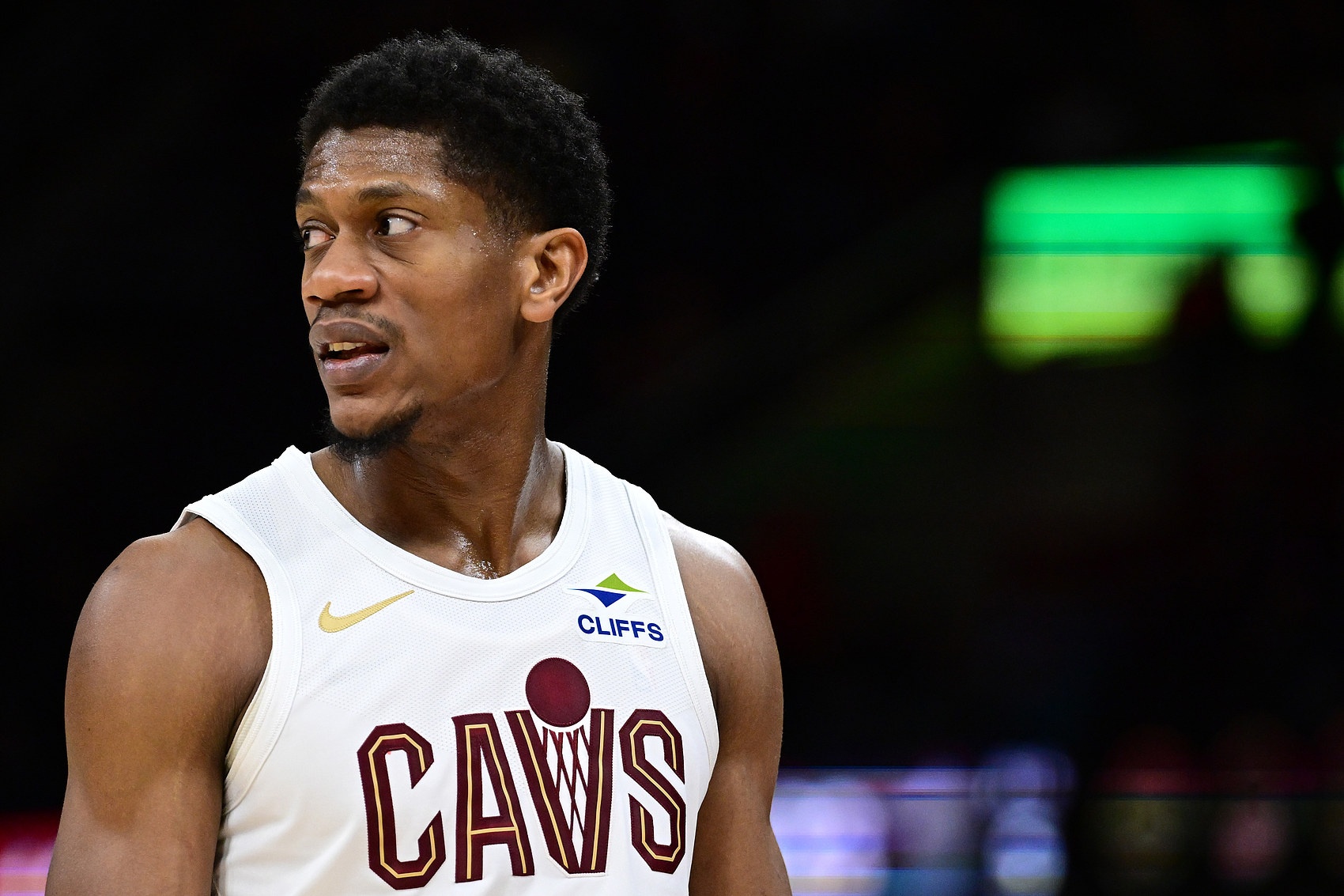 华体会官网-很坚决！格威强打造亨特犯规 骑士挑战成功改判进攻犯规